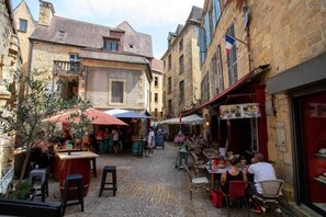 Outdoor dining - "Betty A's apartments Historic center (Sarlat-la-Canéda)