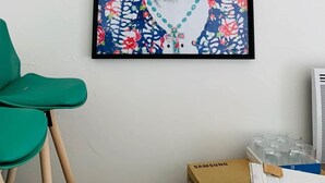 Een lijstwerk met een bloemistisch patroon op een muur.