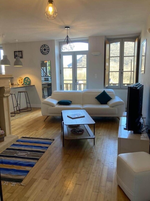 TV - Duplex"Au château ambulant" au bord de la Dordogne (Castelnaud-la-Chapelle)