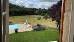 A view of a swimming pool with lounge chairs and a garden area. - L'écrin de verdure*Vue imprenable*Piscine (Cénac-et-Saint-Julien)