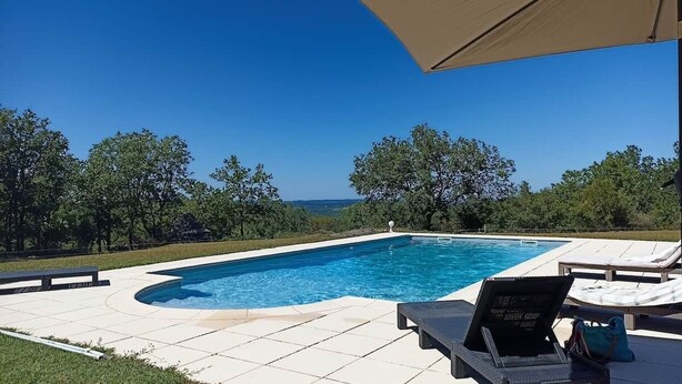 A swimming pool with lounge chairs and a pergola, surrounded by trees and a clear sky. - Les Tavernes*Authentic*Calm*Pool (Daglan)