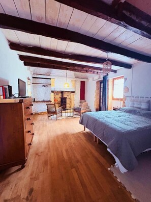 5 bedrooms, iron/ironing board, WiFi - Maison de campagne* 2 kms du centre de Sarlat (Sarlat-la-Canéda)