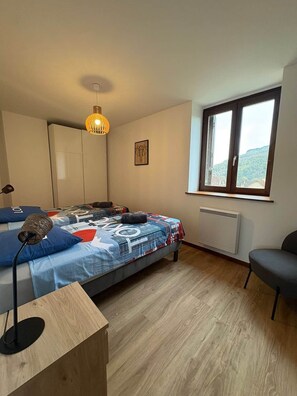 5 habitaciones, tabla de planchar con plancha y wifi 