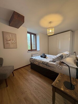 5 habitaciones, tabla de planchar con plancha y wifi 