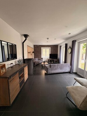 TV, fireplace - Maison spacieuse* Jacuzzi* Proche cœur historique (Sarlat-la-Canéda)
