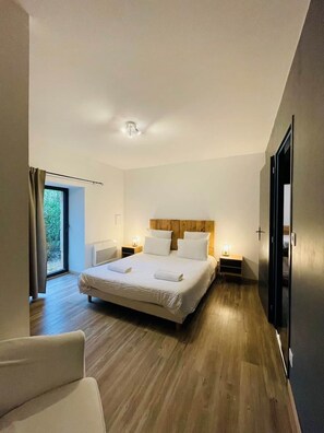 4 slaapkamers, een strijkplank/strijkijzer, wifi