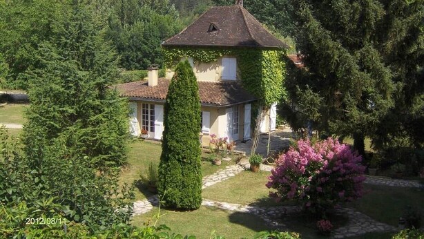 A house with a garden, a tall tree, and a bush. - Villa 10 pers*Piscine*Daglan (Daglan)