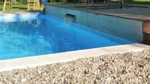 A swimming pool with a wooden deck and a ladder. - Villa 10 pers*Piscine*Daglan (Daglan)