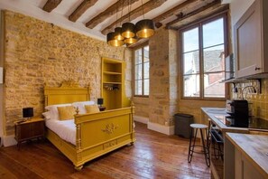 1 bedroom, iron/ironing board, WiFi, bed sheets - "Betty C's apartments" Medieval studio (Sarlat-la-Canéda)