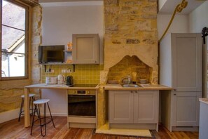 Fridge, microwave, oven, toaster - "Betty C's apartments" Medieval studio (Sarlat-la-Canéda)