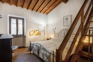 2 bedrooms, WiFi, bed sheets - Manor House with Chianti Hills View and Pool (Greve in Chianti)