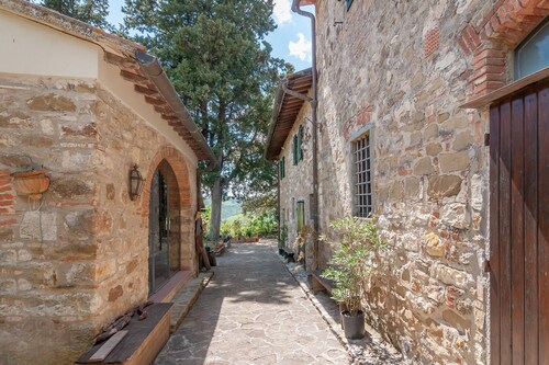 La Mangiatoia – Romantic Retreat in Chianti with Pool