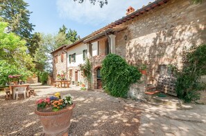 Outdoor dining - La Mangiatoia – Romantic Retreat in Chianti with Pool (Greve in Chianti)