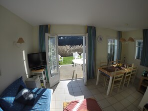 Télévision, jeux vidéo, lecteur de DVD, table de tennis de table