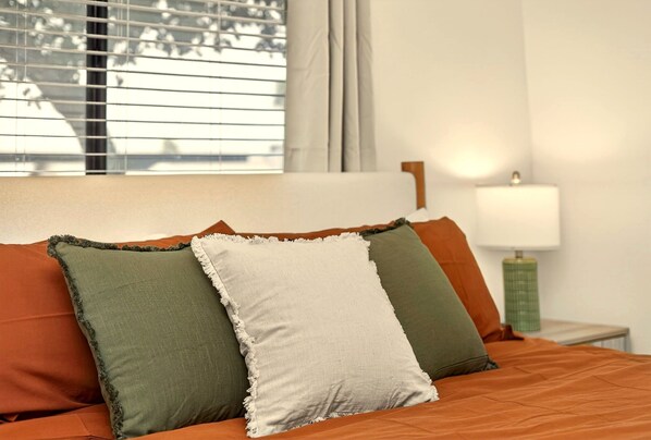 Room - Desert Sun Casita! Stylish 2BR Mesa Retreat close to Sloan Park & Scottsdale. (Mesa)