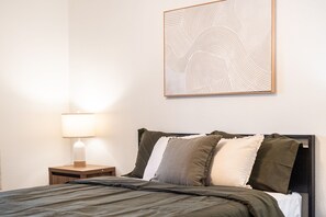 2 bedrooms, Internet, bed sheets - Desert Sun Casita! Stylish 2BR Mesa Retreat close to Sloan Park & Scottsdale. (Mesa)