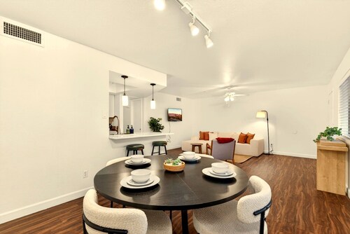 Desert Sun Casita! Stylish 2BR Mesa Retreat close to Sloan Park & Scottsdale.
