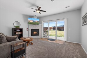 Smart TV, fireplace, books - Private King Bed Suite/Modern Stay near COS Airport (Colorado Springs)