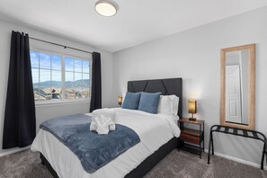 4 habitaciones, escritorio y tabla de planchar con plancha