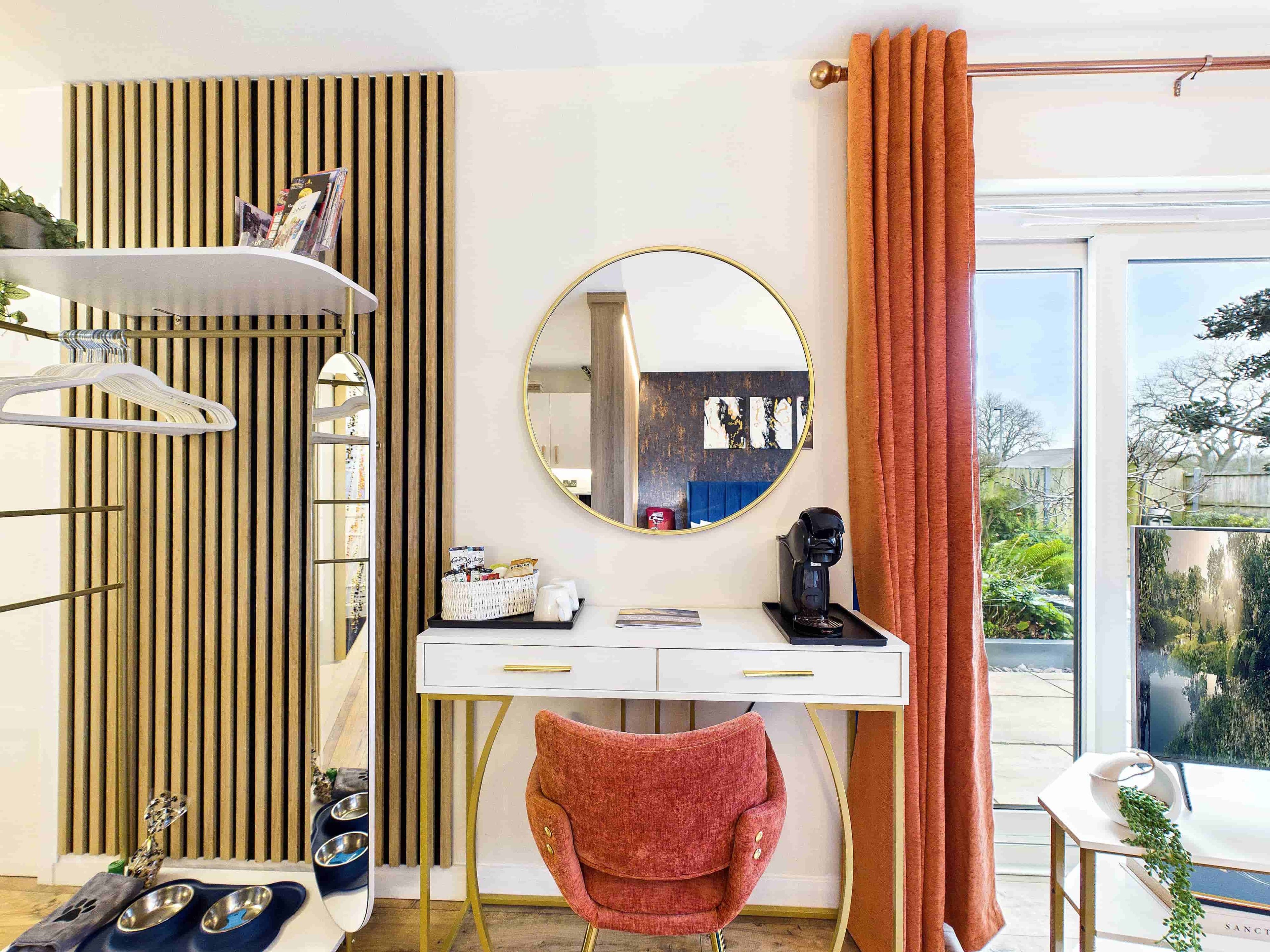 Ein modernes Zimmer mit Schreibtisch, Stuhl und einem großen Fenster.