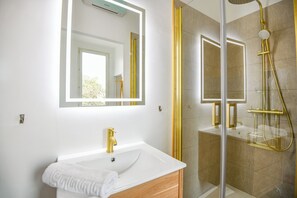 Shower, hair dryer, towels - Coeur Endoume - Bel appart 1 ch proche Vieux Port (Marseille)
