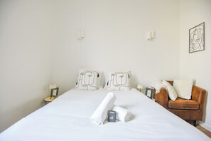 1 slaapkamer, een strijkplank/strijkijzer, beddengoed