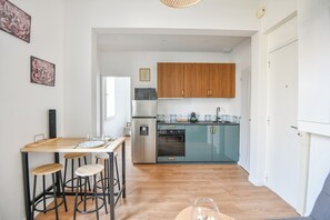 Fridge, microwave, oven, stovetop - Coeur Endoume - Bel appart 1 ch proche Vieux Port (Marseille)