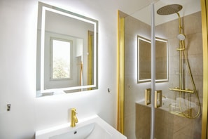 Een douche, een haardroger, handdoeken