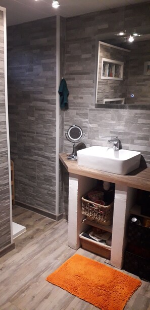 Bathroom - Vrbo Property (Montferrat)