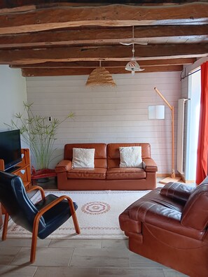Living area - Vrbo Property (Montferrat)