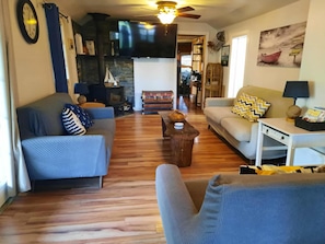 Living area - SHADY DECK LODGE, TURKEY POINT, July & August min 7 days SAT. to SAT. $2000.00+ (Vittoria)