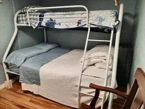 Room - SHADY DECK LODGE, TURKEY POINT, July & August min 7 days SAT. to SAT. $2000.00+ (Vittoria)