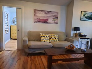 Living area - SHADY DECK LODGE, TURKEY POINT, July & August min 7 days SAT. to SAT. $2000.00+ (Vittoria)