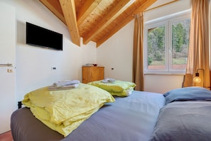 Iron/ironing board, bed sheets, wheelchair access