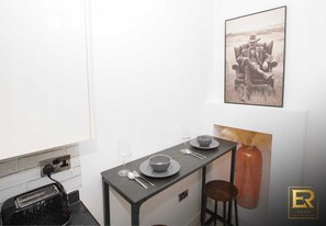 Dining - Modern 1BR Apartment • Free Parking • City Access (Greater Manchester)