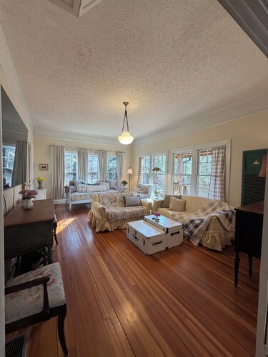 Great house and a porch full of rocking chairs in Montreat close to Lake Susan
