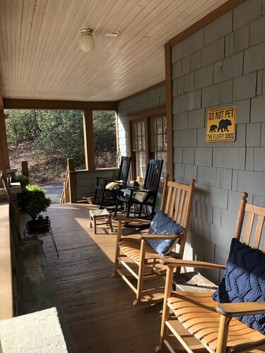 Great house and a porch full of rocking chairs in Montreat close to Lake Susan