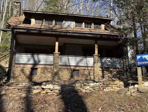 Great house and a porch full of rocking chairs in Montreat close to Lake Susan
