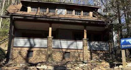 Great house and a porch full of rocking chairs in Montreat close to Lake Susan