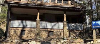 Great house and a porch full of rocking chairs in Montreat close to Lake Susan