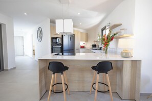 Fridge, microwave, oven, stovetop - Villa Akébé, new villa with golf and sea views ideal for up to 8 guests (Saint-François)
