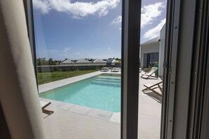 Pool - Villa Akébé, new villa with golf and sea views ideal for up to 8 guests (Saint-François)