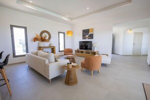 TV - Villa Akébé, new villa with golf and sea views ideal for up to 8 guests (Saint-François)