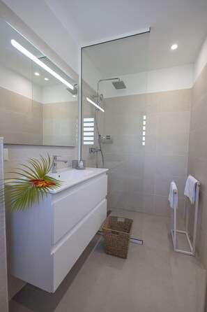 Douche, sèche-cheveux, serviettes fournies