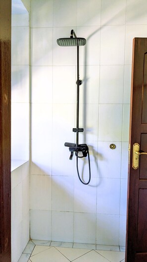 Apartment, 2 Schlafzimmer, barrierefrei, Stadtblick | Badezimmer