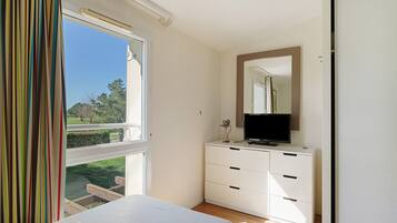 2 bedrooms, iron/ironing board, WiFi