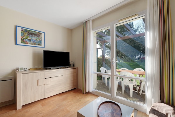 Fernseher, Tischtennisplatte
