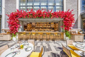 Outdoor dining - Modern DTW Studio in the Heart of Miami (Miami)