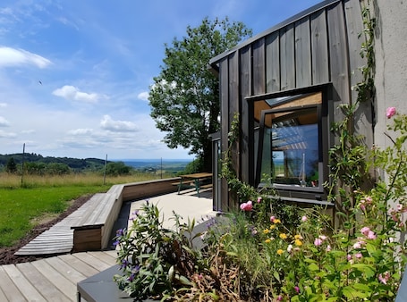 Terrasse/Patio. Gîte de la poucinière