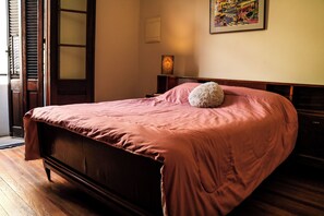 4 slaapkamers, een strijkplank/strijkijzer, gratis wifi, beddengoed